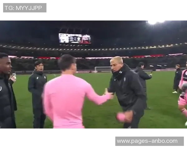 梅西与切特里在孟买球场亲切握手展现友谊与尊重